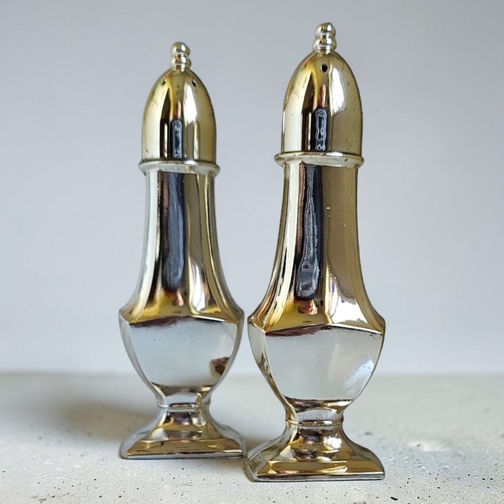 Vintage ONEIDA Silver Plated Salt and Pepper Shakers